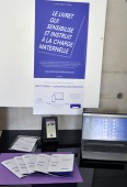 Les injonctions de la charge maternelle dans un support eco-responsable imprimé directement depuis un support web
