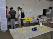 Jeu de sensibilisation des adolescents aux usages du numérique. Objectif : se constituer un équipement pour contrer les Glitchs, personnification des dangers du web.
