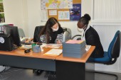 Altagrace est accueillie pour l&rsquo;apr&egrave;s-midi au service des Relations Internationales o&ugrave; lui est pr&eacute;sent&eacute; l&rsquo;ensemble de l&rsquo;activit&eacute; du service de septembre &agrave; juin.