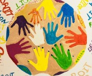 Mains d'enfants en peinture