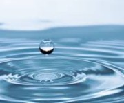 Goutte tombant dans l'eau