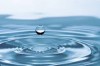 Goutte tombant dans l'eau