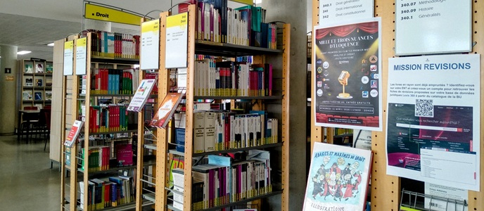 Etagères de livres de Droit à la BU Vauban