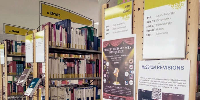 Photo étagères livres de Droit dans la BU