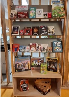 Etagère des jeux de société empruntables à la bibliothèque